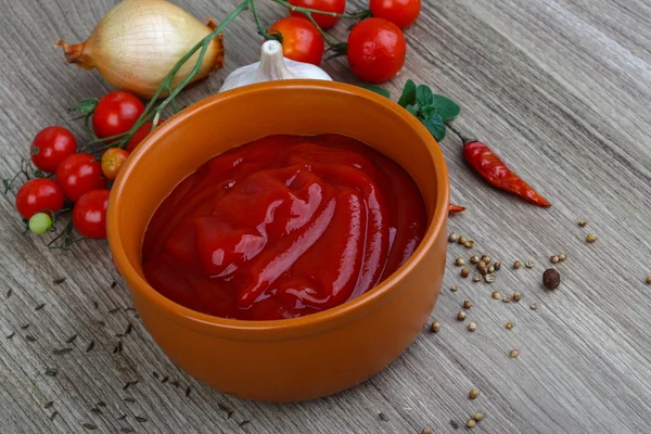 Ketchup de roșii strălucitoare — Fotografie, imagine de stoc