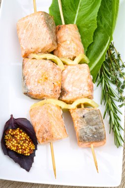 Rosemary ile som balığı şiş