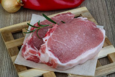 pişmemiş domuz biftek