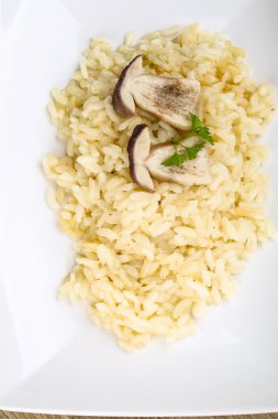 Maydanoz ile mantarlı risotto