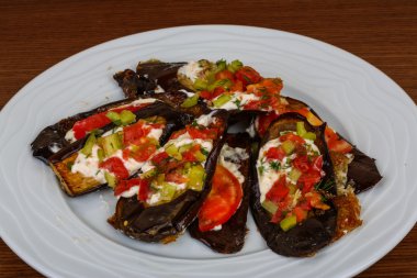 ızgara patlıcan domates ile