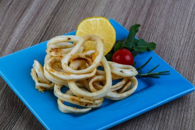 Kızarmış kalamar halkaları