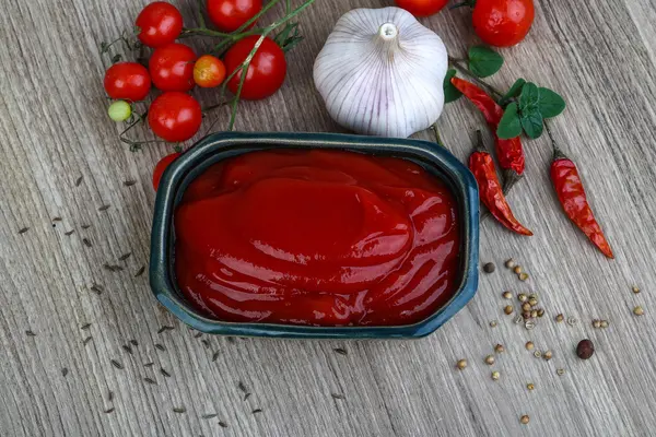 Paradicsom ketchup gyógynövényekkel — Stock Fotó