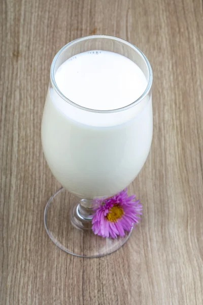 Холодное молоко в стекле — стоковое фото