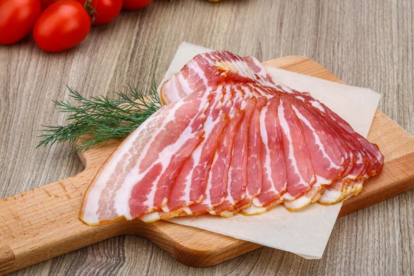 Bacon fresco em fatias — Fotografia de Stock