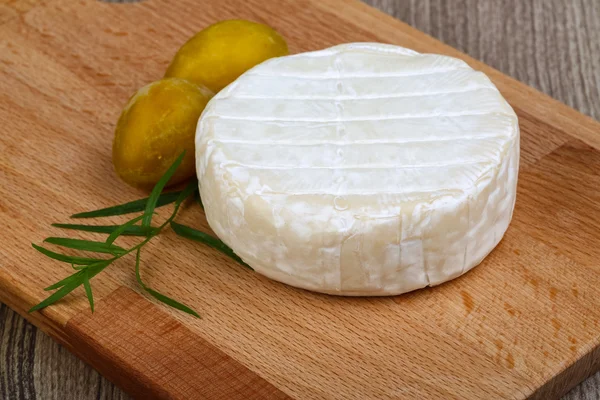 Queso Brie redondo —  Fotos de Stock