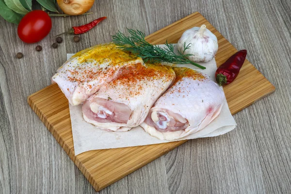 Cosce di pollo crudo — Foto Stock