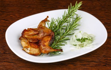 Rosemary ile kızarmış bıldırcın