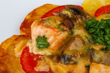 Patates ve domates ile kavrulmuş somon