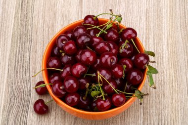 Kabın içinde Olgun Kiraz