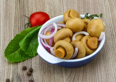 Kabın içinde turşu champignon