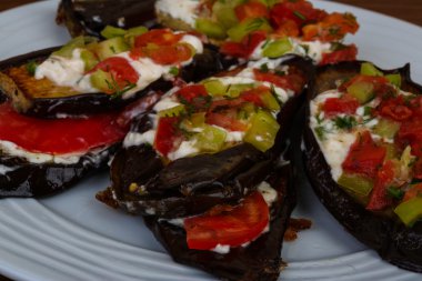 ızgara patlıcan domates ile