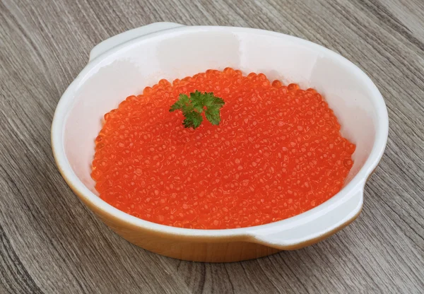 Caviar rojo en el tazón — Foto de Stock