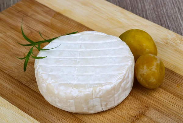 Yuvarlak Brie peyniri — Stok fotoğraf