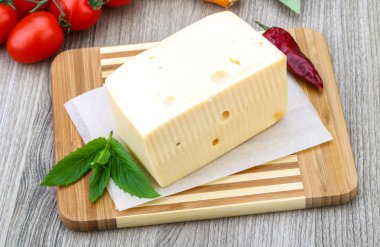 Peynir tuğla ile nane yaprakları