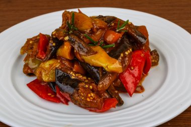 Otlar ile kavrulmuş sebze