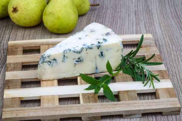 Queso azul con romero — Foto de Stock