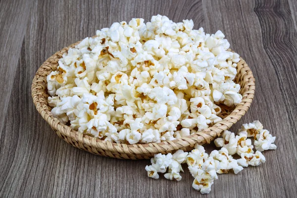 Horké Popcorn v koši — Stock fotografie