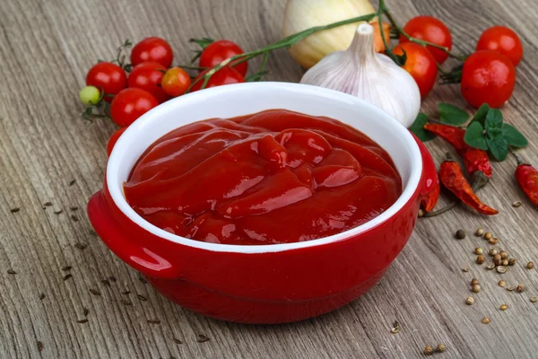 Paradicsom ketchup tálban — Stock Fotó