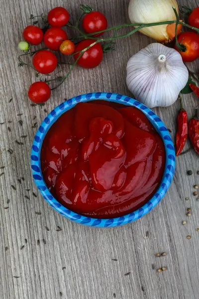 Ketchup de tomate en un tazón —  Fotos de Stock