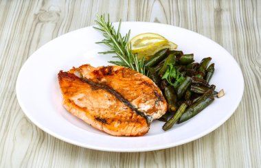 Yeşil fasulye ile ızgara somon