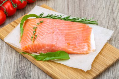 Rosemary ile tuzlanmış somon