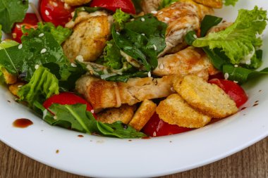 Kızarmış tavuklu Sezar salatası.
