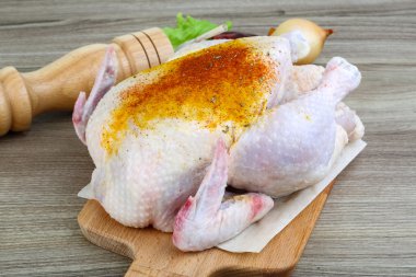 Baharatlı çiğ tavuk.