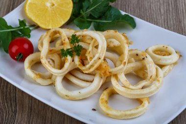 Kızarmış kalamar halkaları