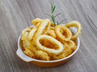 Kabın içinde kalamar halkaları