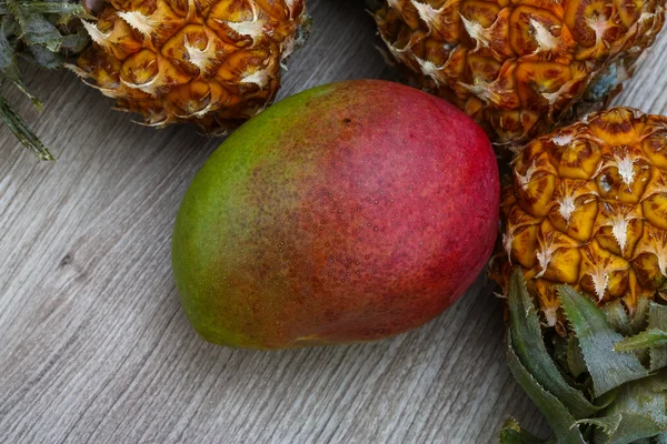 Mini-Ananas und Mango — Stockfoto