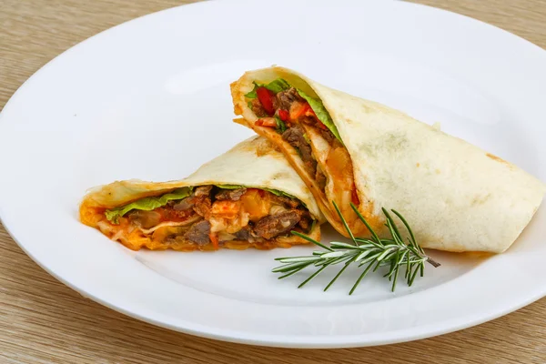 Tortilla avvolgente con carne — Foto Stock