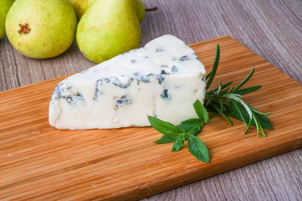蓝纹奶酪配迷迭香 — 图库照片