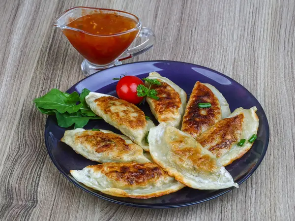 Smažené Gyoza se sladkou omáčkou — Stock fotografie