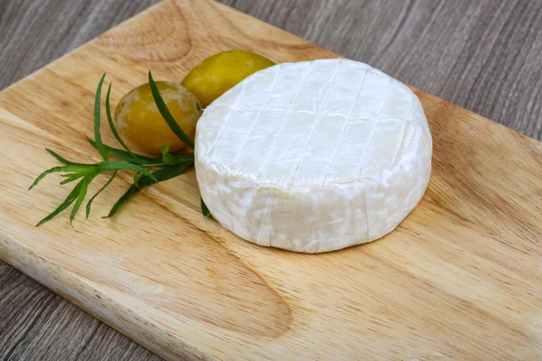 Brie sajt sárga szilva — Stock Fotó