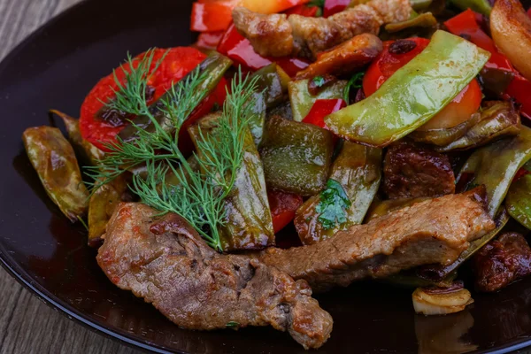 Gebratenes Schweinefleisch mit Gemüse umrühren — Stockfoto