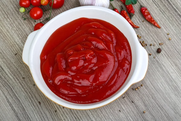 Ketchup di pomodoro nella ciotola — Foto Stock