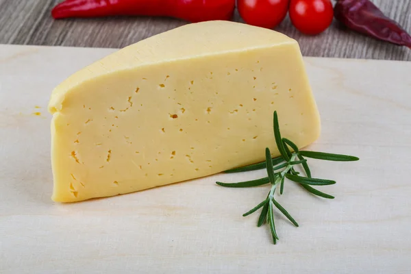 Sarı peynir üçgen — Stok fotoğraf