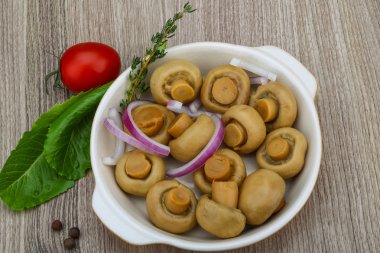 Kabın içinde turşu champignon
