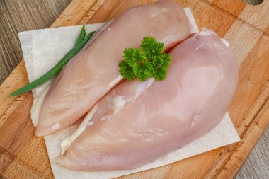 Çiğ tavuk göğsü.