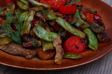Sebze soslu kızarmış domuz eti ilave edin