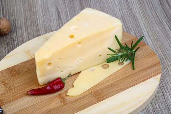 Треугольный желтый сыр — стоковое фото