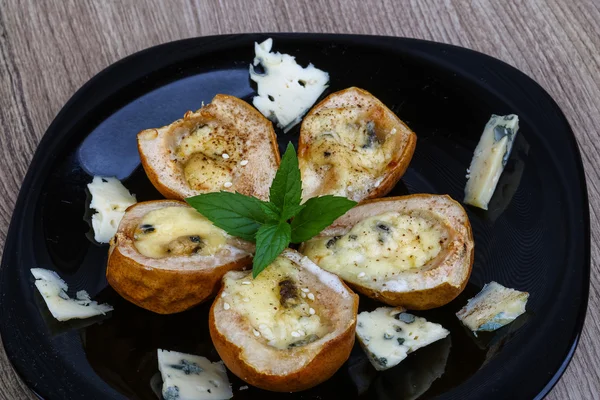 Mavi peynir pişmiş armut — Stok fotoğraf