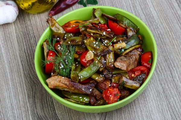 Revuelva la carne de cerdo frita con verduras —  Fotos de Stock