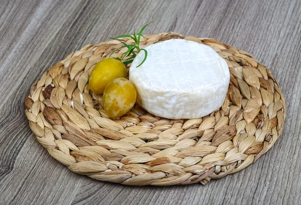 Brie formaggio con prugne gialle — Foto Stock