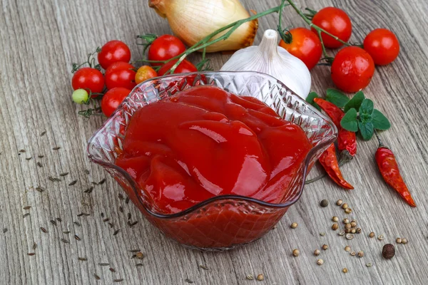 Ketchup de tomate na tigela — Fotografia de Stock