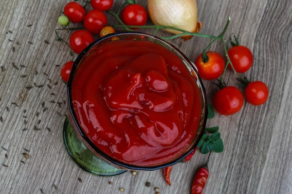 Ketchup de tomate en el bowl — Foto de Stock