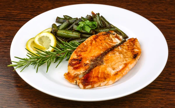 Gegrilde zalm met groene bonen — Stockfoto