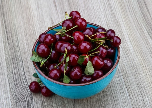 Mogna körsbär i skålen — Stockfoto