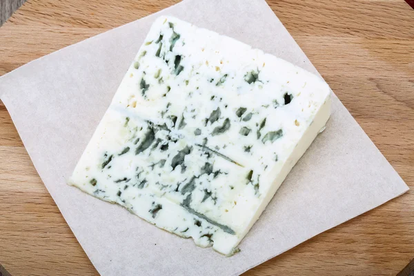 Blauwe kaas op het hout — Stockfoto